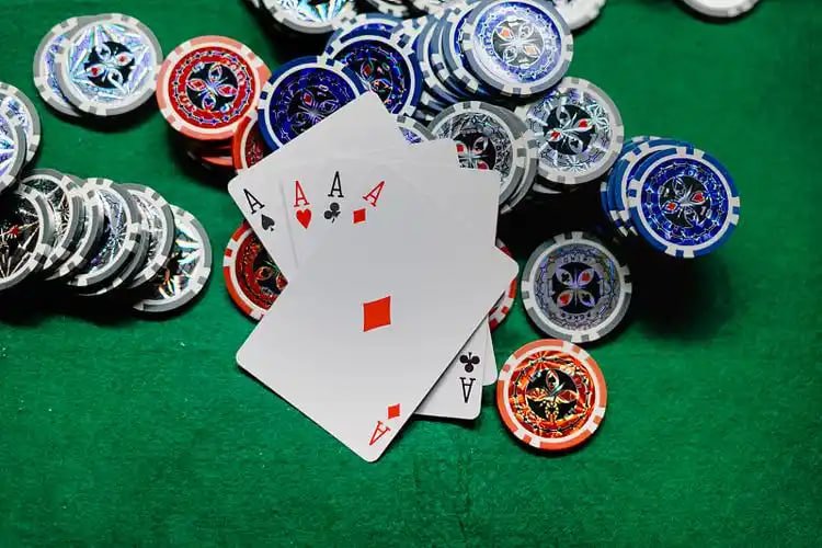 বাংলাদেশি খেলোয়াড় মোবাইলে je777 bet লাইভ ক্যাসিনো উপভোগ করছেন
